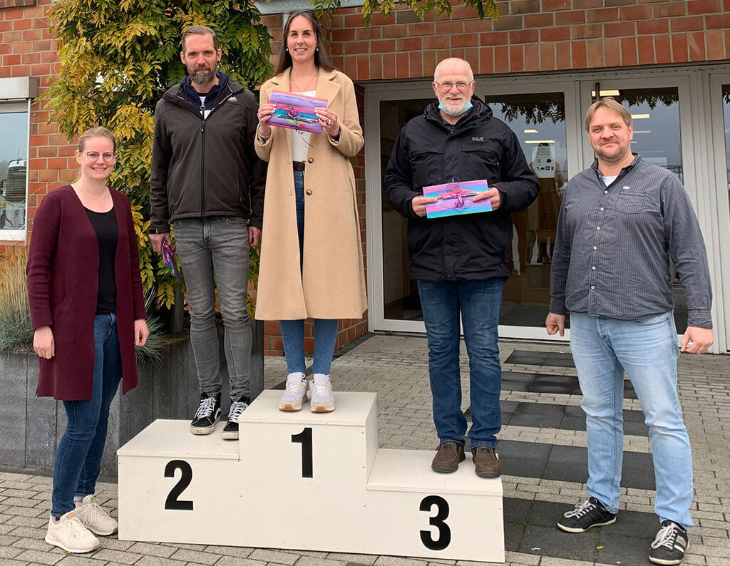 Personalleiterin Daniela Otten und Geschäftsführer Andreas Hürkamp mit den Gewinnern Kerstin, Rene und Michael.