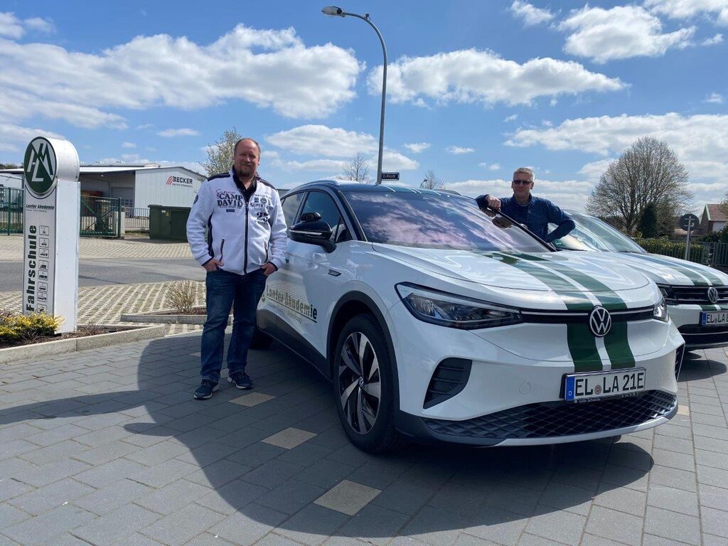 Andy Strenzke (links) und Ernst Hoffmann von der Lanfer Akademie freuen sich über den neuen VW ID4.