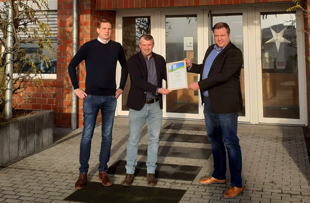 Matthias Zurfähr (Mitte) vom Landkreis Emsland überreichte den Lanfer-Geschäftsführern Tobias Ewers (links) und Markus Wolff (rechts) das Zertifikat und Gütesiegel 